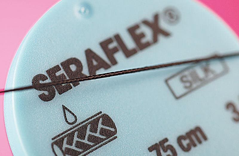 SERAFLEX 4/0 (USP) 1×0,50 m DS-12 – hedvábná chirurgická nit, 24 ks